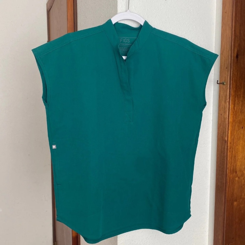 ❤️ SOLD ❤️ Figs Rafaela Scrub XS Top in Hunter Green